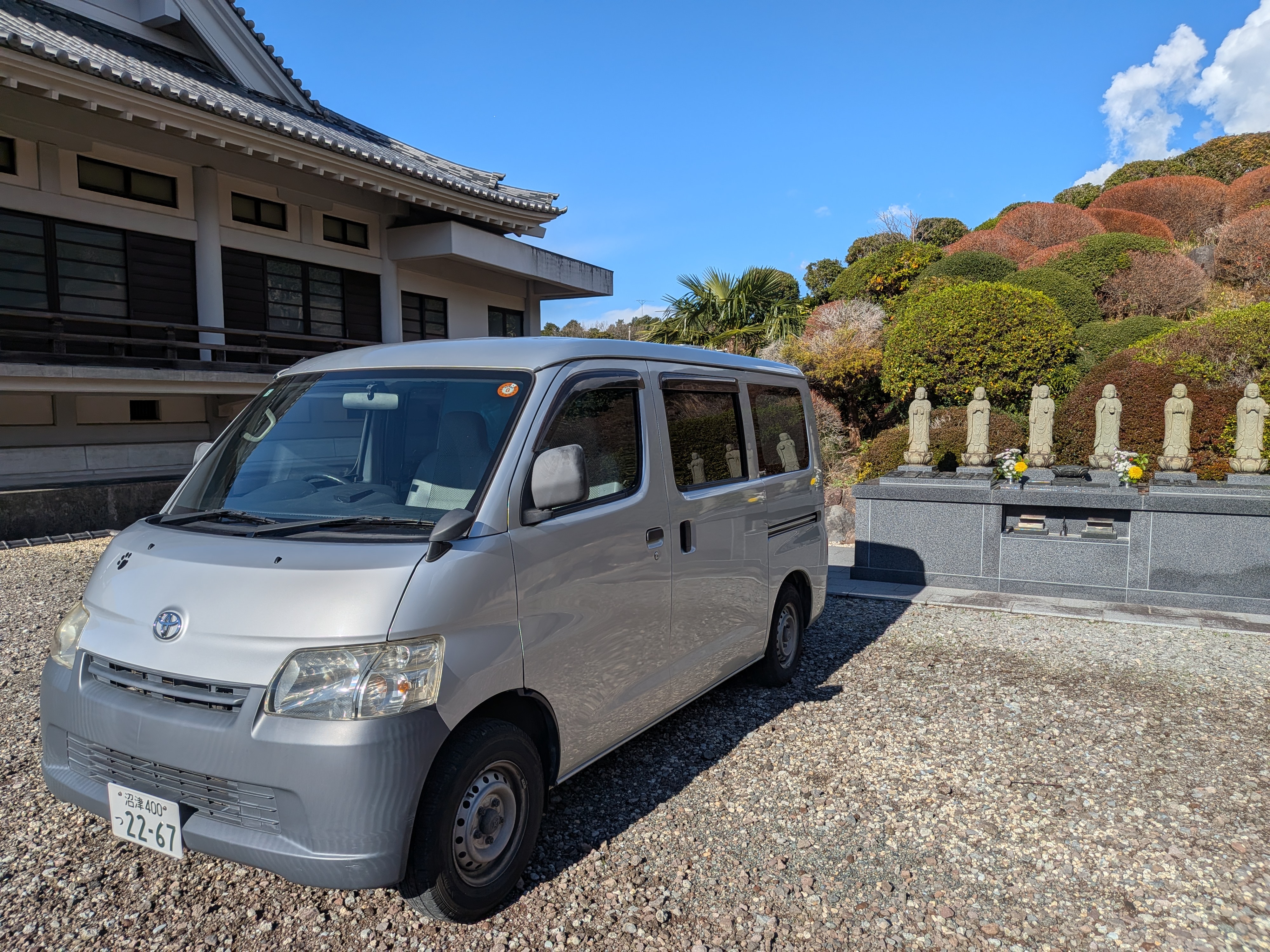 お寺でのペット葬儀・火葬車の様子