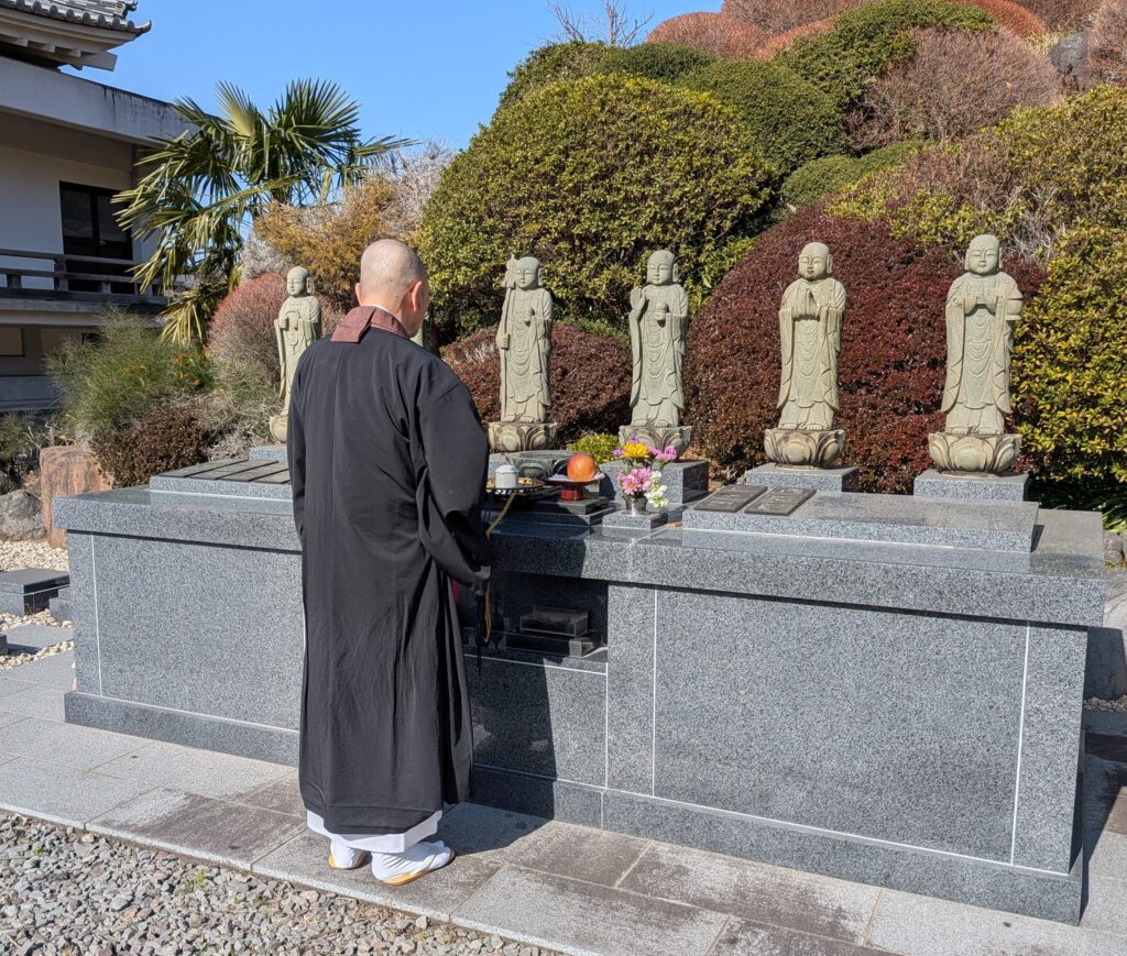 僧侶による読経供養の様子